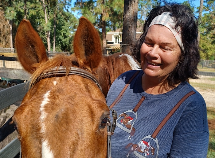 Lydia DelRossi con su caballo