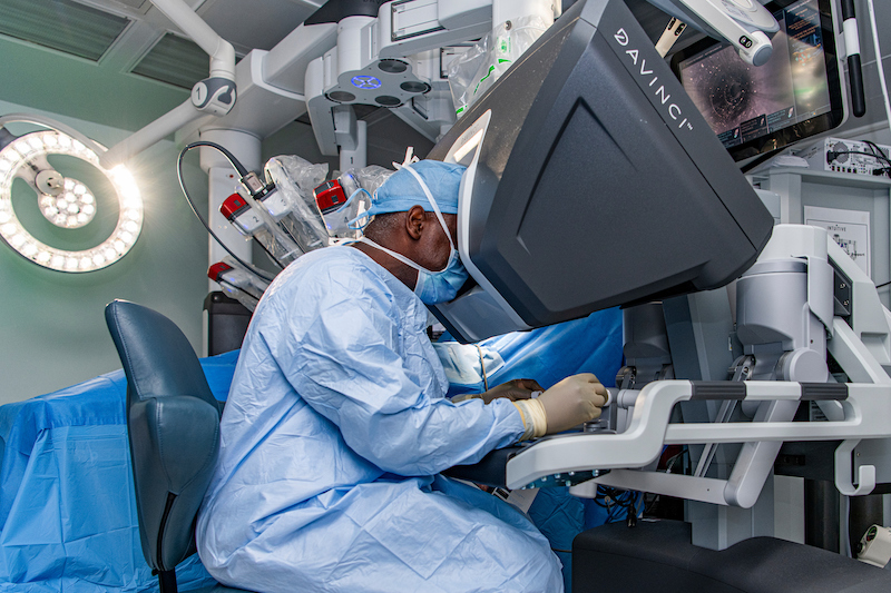 Un cirujano realizando un procedimiento utilizando el sistema da vinci