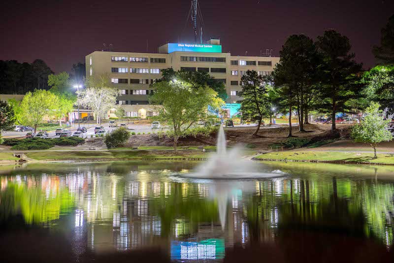 Imagen exterior de Aiken Regional por la noche