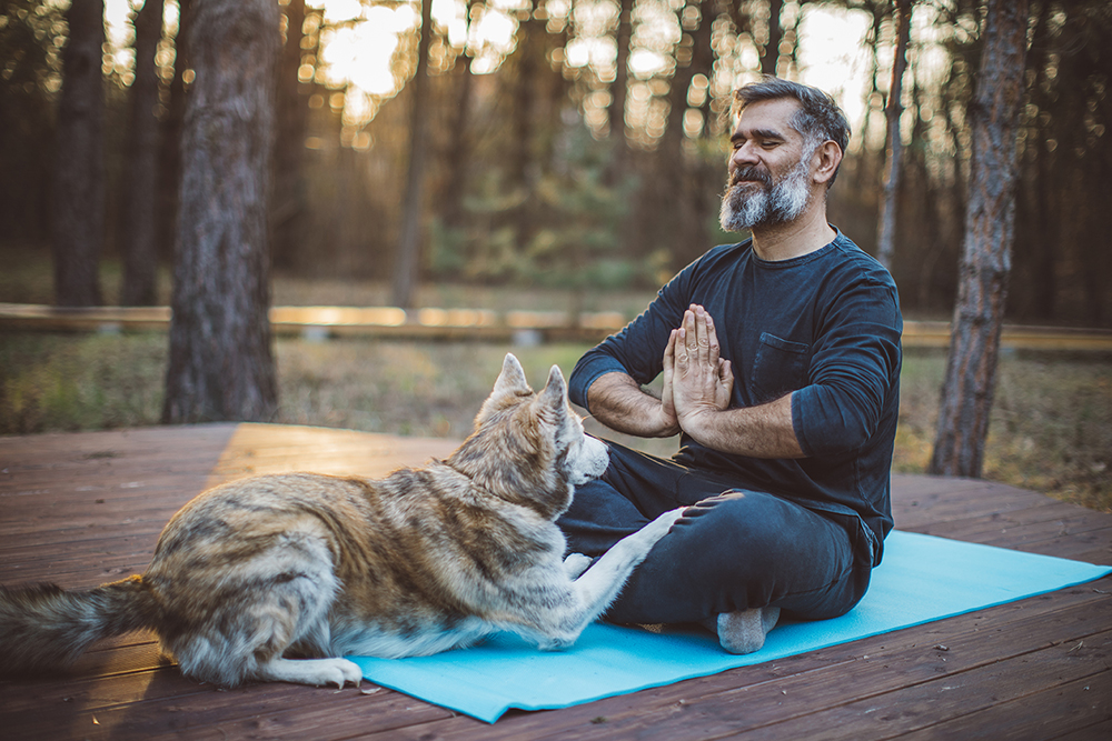 Hombre meditando