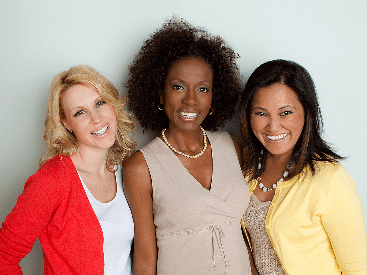 grupo de mujeres sonriendo