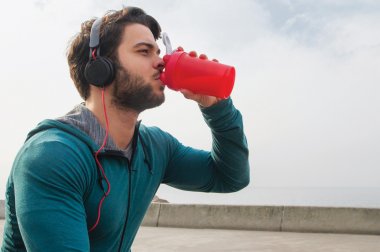 Pregúntele al médico: los pros y los contras de los suplementos previos al entrenamiento