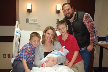 La familia Aiken da la bienvenida al primer bebé de 2017 La familia Aiken da la bienvenida al primer bebé de 2017