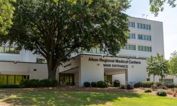Imagen exterior de la entrada principal de los Centros Médicos Regionales de Aiken