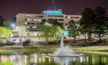 Frente a los Centros Médicos Regionales de Aiken por la noche