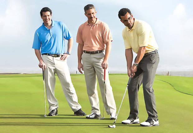 Hombres en campo de golf