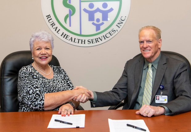 Carolyn Emanuel-McClain, directora ejecutiva de Rural Health Services, y James O'Loughlin, director ejecutivo de Aiken Regional Medical Centers.