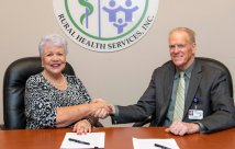 Carolyn Emanuel-McClain, directora ejecutiva de Rural Health Services, y James O'Loughlin, director ejecutivo de Aiken Regional Medical Centers.