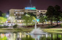 Frente a los Centros Médicos Regionales de Aiken por la noche